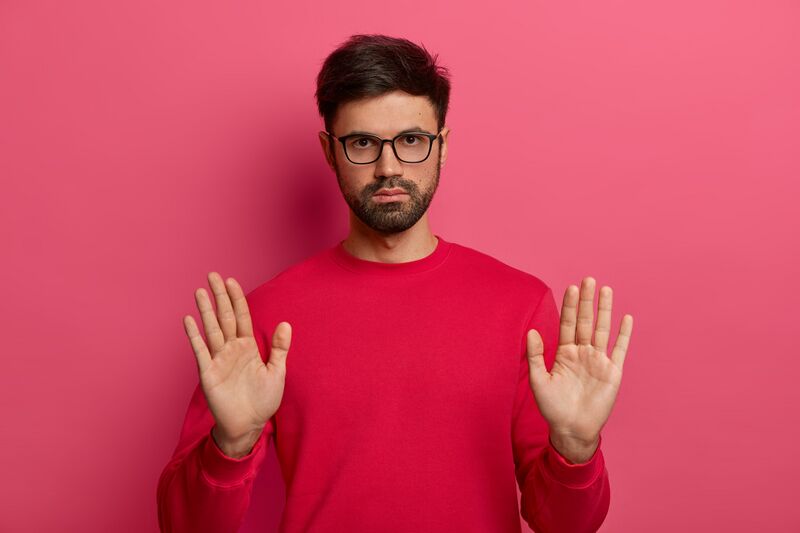 پرونده:Photo of European man with thick stubble makes stop gesture.jpg