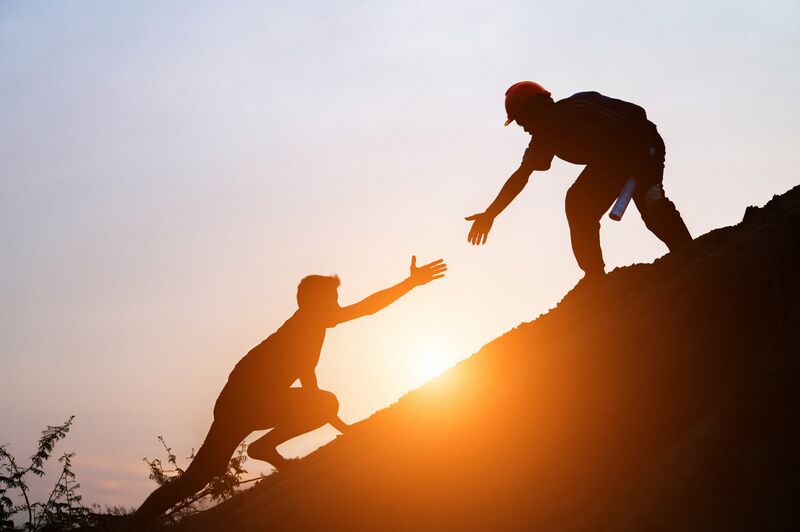 پرونده:Tourists go up the hill in the sunrise.jpg